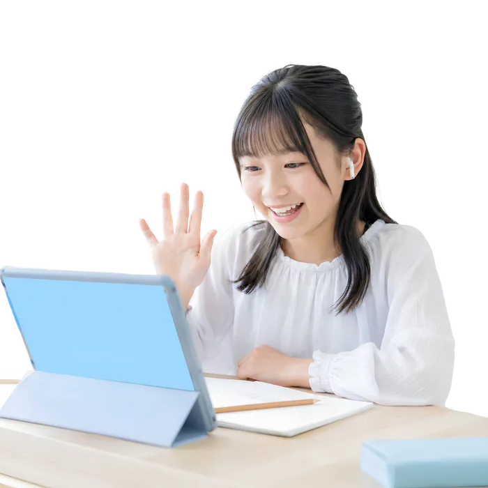 タブレットでオンライン授業を受け、笑顔で手を振る女子生徒